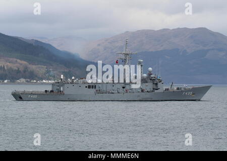 Gediz TCG (F495), un Gabya-classe (ou G-class frigate) exploité par la marine turque, à l'arrivée d'étapes pour l'exercice Joint Warrior 18-1. Banque D'Images