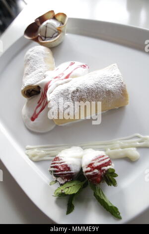 Gaufres aux fraises crêpe chocolat blanc Banque D'Images