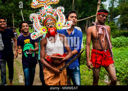 Un groupe de dévots hindous effectuer les rituels de Charak Puja festival à Tangail au Bangladesh le 14 avril 2018. Banque D'Images