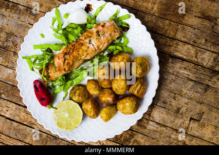 Pavé de saumon avec pommes de terre jeune a plate Banque D'Images