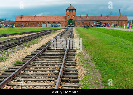 Auschwitz, Pologne - 12 août 2017 : rails à l'entrée principale du camp de concentration d'Auschwitz Birkenau Banque D'Images