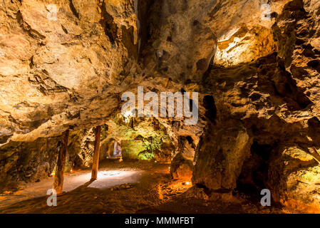 Une grotte pittoresque vide éclairé par des lampes de Cracovie, Grotte de Dragon Banque D'Images