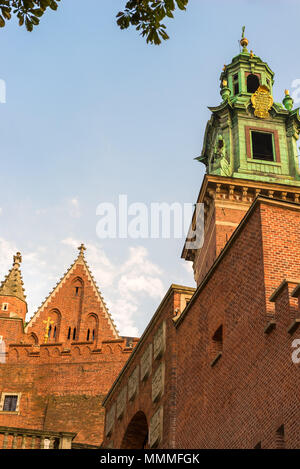 Cracovie, Pologne - 14 août 2017 : tour de briques élevé - château de Wawel contre le ciel bleu Banque D'Images