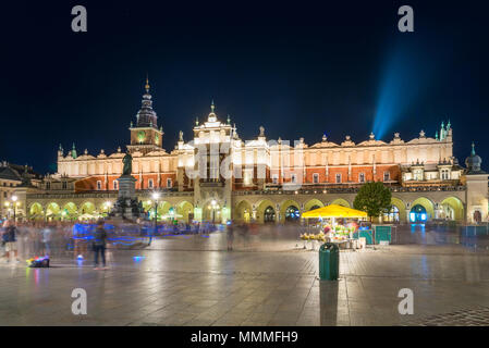 Galerie marchande dans le centre de Cracovie pendant la nuit Banque D'Images