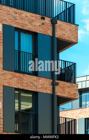 Éléments d'un bâtiment moderne en briques - balcons et fenêtres Banque D'Images