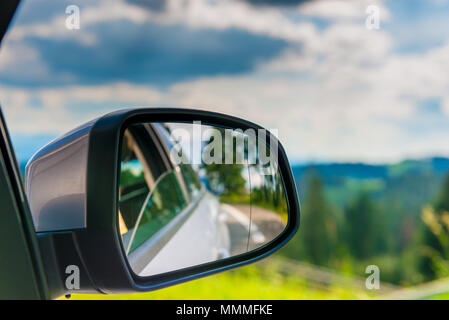 Miroir de voiture avec la réflexion d'un beau paysage en elle, close-up Banque D'Images