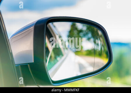 Côté voiture miroir avec un reflet de la beauté des paysages en elle, close-up Banque D'Images