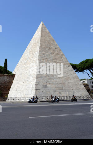 L'égyptien comme monument pyramide de Caius Cestius à Rome le quartier de Testaccio. La pyramide (Piramide di Caio Ponte Cestio) a été construit par Caius C Banque D'Images