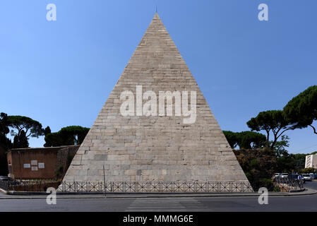 L'égyptien comme monument pyramide de Caius Cestius à Rome le quartier de Testaccio. La pyramide (Piramide di Caio Ponte Cestio) a été construit par Caius C Banque D'Images