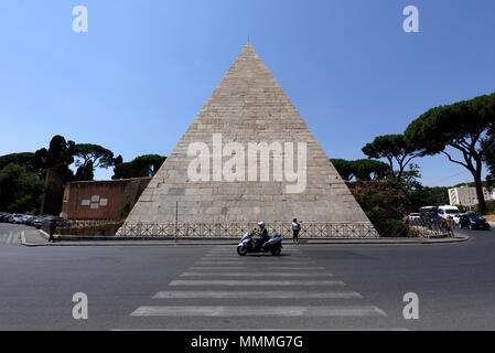 L'égyptien comme monument pyramide de Caius Cestius à Rome le quartier de Testaccio. La pyramide (Piramide di Caio Ponte Cestio) a été construit par Caius C Banque D'Images