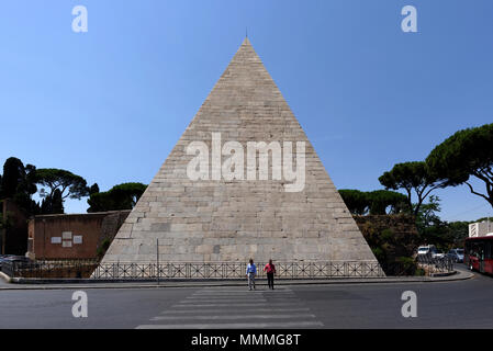 L'égyptien comme monument pyramide de Caius Cestius à Rome le quartier de Testaccio. La pyramide (Piramide di Caio Ponte Cestio) a été construit par Caius C Banque D'Images