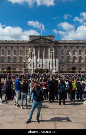 Un jour de printemps à l'extérieur de Buckingham Palace que les foules se rassemblent pour voir le Queen's home Banque D'Images