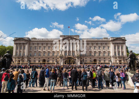 Un jour de printemps à l'extérieur de Buckingham Palace que les foules se rassemblent pour voir le Queen's home Banque D'Images