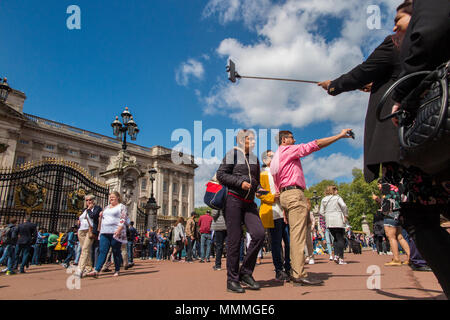 Les touristes prendre vos autoportraits à l'extérieur de Buckingham Palace Banque D'Images