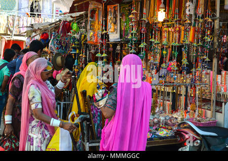 Pushkar, Rajasthan, Inde- 16 Janvier 2018 : Mesdames Rajasthani à shopping shopping lors de Pushkar Fair, Rajasthan, en Inde. Banque D'Images