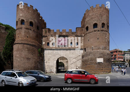La Porta San Paolo avec des tours jumelles, l'une des portes du sud dans les 19 kilomètres de circuit de la 3ème siècle Murs Auréliens. Banque D'Images