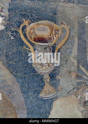 . Deutsch : Détail des Fußbodenmosaiks aus dem Haus des Dionysos, im Museum von Delos, Krk, Croatie Anglais : un Grec hellénistique mosaïque représentant le dieu Dionysos comme un daimon ailée à cheval sur un tigre, de la Maison de Dionysos à Délos dans la région de l'Egée du sud de la Grèce, fin du iie siècle avant J.-C. ; sources : * Brecoulaki Hariclia, (2016), "Greek Décoration d'intérieur : matériaux et de la technologie dans l'Art de l'esthétique et de l'affichage", en Géorgie, d'Irby L., éditeur, un compagnon de la science, de la technologie et de la médecine dans l'ancienne Grèce et Rome (Blackwell Compagnons de l'Ancien Monde), volume 1, Oxfor Banque D'Images