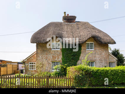 Style architectural local attrayant chaumière traditionnelle dans l'Est de Stratton, un petit village près de Winchester, dans le Hampshire, dans le sud de l'Angleterre Banque D'Images