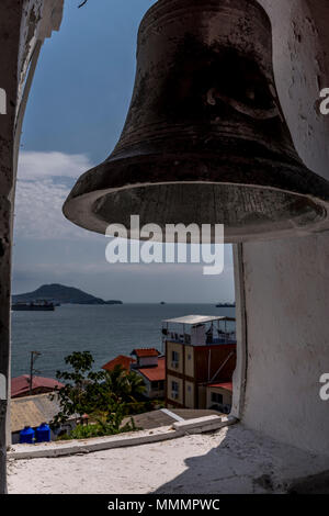 Les cloches de l'église du Saint Peters Church la deuxième plus ancienne église de l'Amérique sur l'île de Taboga Panama dans près de Panama City Banque D'Images