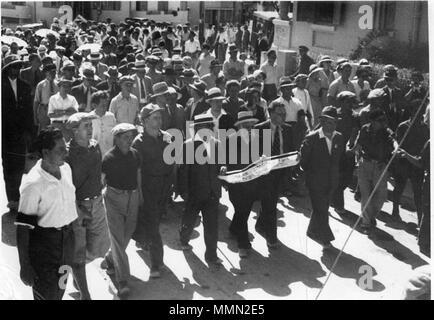 . Anglais : David Ben Gourion, Israël Marminsky, Alexander Ziskind Rabinovitch & David Remez mènent la marche vers le cimetière pour l'année anniversaire de l'assassinat de Haïm Arlosoroff עברית : דוד בן-גוריון מרמינסקי אלכסנדר, ישראל, זיסקינד רבינוביץ ודוד מובילים שיירה' רמז בית אל הקברות לרגל שנה לרצח חיים ארלוזורוב . 1934. Ce fichier n'est pas informations sur l'auteur. 79 Ben Gourion, Marminsky, Alexander Ziskind Rabinowitz &AMP ; Remez diriger la marche sur le cimetière pour l'année anniversaire de l'assassinat d'Arlozorov Banque D'Images