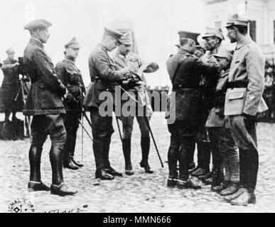 . Anglais : les officiers britanniques conférant une décoration pour bravoure lors de soldats polonais de bataillon de Mourmansk. . 24 mars 2013, 08:51:21. Photographe officiel américain 98 officiers britanniques conférant une décoration pour bravoure lors de soldats polonais du bataillon de Mourmansk Banque D'Images