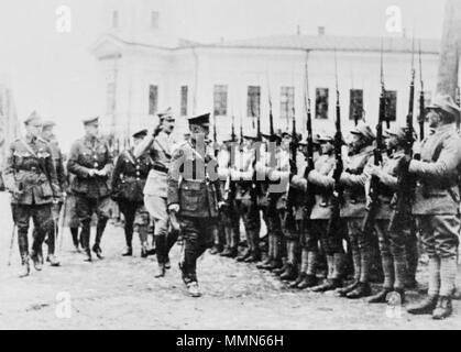 . Anglais : Polonais, Britanniques et des officiers français de l'inspection d'un détachement de troupes polonaises de bataillon Mourmansk avant leur départ pour l'avant, l'Archange 1919. . 24 mars 2013, 08:52:58. Photographe officiel américain 98 officiers britanniques conférant une décoration pour bravoure lors de soldats polonais du bataillon 2 Mourmansk Banque D'Images