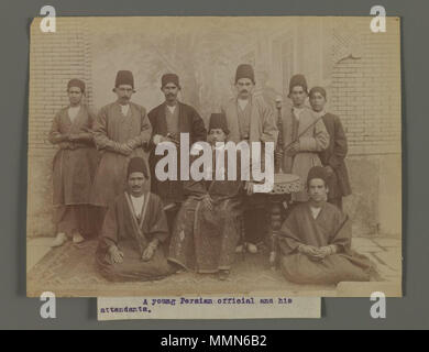 Un jeune officier perse et ses serviteurs, l'un des 274 Photographies Vintage. Entre 1876 et 1925. 99 Brooklyn Museum - un jeune officier perse et ses serviteurs l'un des 274 Photographies Vintage Banque D'Images