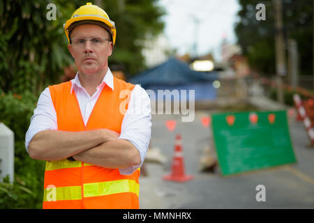 Young construction worker au chantier de construction de la c Banque D'Images