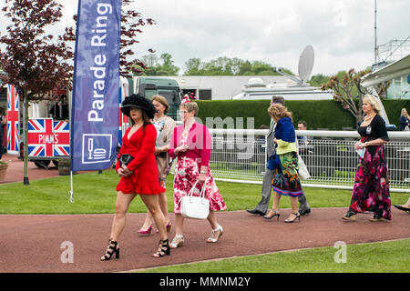 Boodles Fête de Mai, Chester Races. Chester, Royaume-Uni. La saison sèche est en cours dans un cadre raffiné sur Mesdames journée au Boodles Festival Mai à l'hippodrome de Chester. La bonne humeur et de plaisir fashions étaient à l'ordre du jour que les gens affluaient dans de ce fabuleux événement sur le calendrier des courses de chevaux. /AlamyLiveNews MediaWorldImages Crédit : Banque D'Images