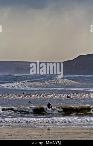 Les surfeurs attraper les vagues dans la baie sud de Scarborough. Banque D'Images