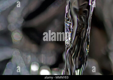 Un cours d'eau cristalline de l'écoulement de l'eau directement du robinet. Banque D'Images