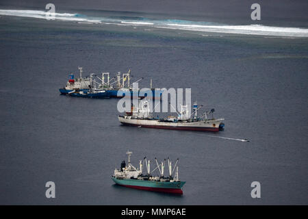 La pêche du thon des navires amarrés dans le lagon à Pohnpei, États fédérés de Micronésie Banque D'Images