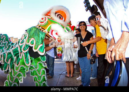 Le dragon chinois demande de l'argent aux personnes célébrant le nouvel an lunaire, Oahu, Hawaii, États-Unis Banque D'Images