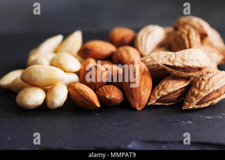 Trois types d'amande : dans l'arrêt Shell, naturelles et de l'écrou. pelées L'alimentation saine notion close up Banque D'Images