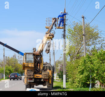 Kiev-sur-Kuban, Russie - 24 avril, 2018 : Électriciens réparer la ligne électrique. Les travailleurs sont les électriciens serrurier. Banque D'Images