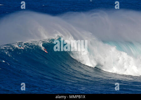 Surfers dans une vague géante pendant la rupture 2015 Défi Peahi Grande Vague surfer sur la concurrence dans les mâchoires, Maui, Hawaii, USA Banque D'Images