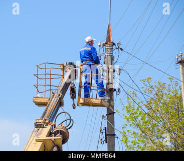 Kiev-sur-Kuban, Russie - 24 avril, 2018 : Électriciens réparer la ligne électrique. Les travailleurs sont les électriciens serrurier. Banque D'Images