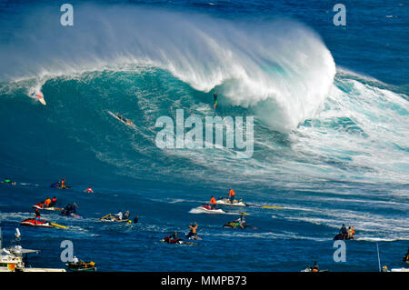 Surfers dans une vague géante briser au cours de la grande vague Défi Peahi 2015 Championnat de Surf à Jaws, Maui, Hawaii, USA Banque D'Images
