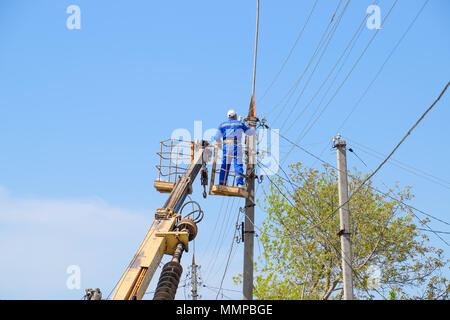 Kiev-sur-Kuban, Russie - 24 avril, 2018 : Électriciens réparer la ligne électrique. Les travailleurs sont les électriciens serrurier. Banque D'Images