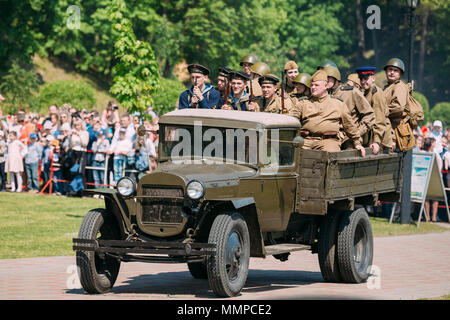 Gomel, Bélarus - 9 mai, 2016 : Histoire de soldats soviétiques russes en uniforme camion militaire ZIS-5C. Scène de Reconstitution Historique DE LA SECONDE GUERRE MONDIALE Le temps, CEL Banque D'Images