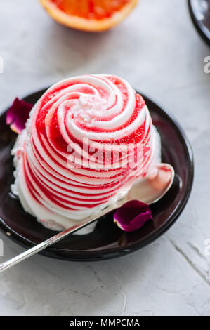 L'eau de rose orange sanguine et glace vanille servie sur une assiette. Arrière-plan de pierre blanche. Banque D'Images