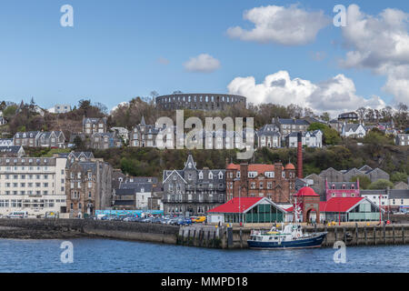 Waterfront et le port d'Oban, une ville et le port dans l'Argyll and Bute, dans l'ouest de l'Ecosse et la passerelle pour les Hébrides prises à partir d'une sortie du port ferry Banque D'Images