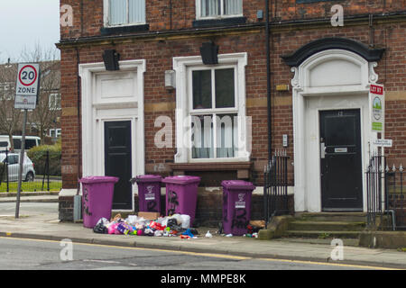 Les bacs d'ordures Merseyside violet en face d'eux dans la rue Banque D'Images