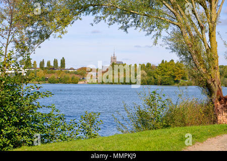 Lac de La-Ferté-Bernard, une commune française, située dans le département de la Sarthe et la région Pays de la Loire dans le nord-ouest de la France. Banque D'Images