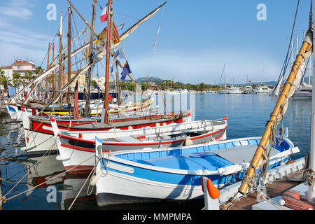 Traditional wood boats in the port of Sanary-sur-Mer, commune in the Var department in the Provence-Alpes-Côte d'Azur region in southeastern France. Banque D'Images