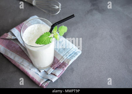 Plaine des yaourts frais (yaourts, yaourts, kéfir, ayran, lassi) en verre avec des herbes sur fond gris, l'espace de copie. Froid da fermenté probiotique Banque D'Images