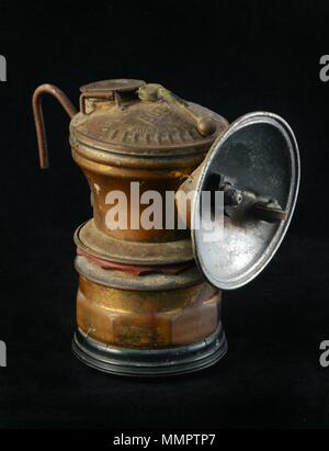 Les lampes à carbure, ou des lampes à gaz acétylène lampes simples,que produire et à brûler du gaz qui est créé par la réaction de carbure de calcium (CaC2) avec de l'eau. Banque D'Images