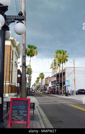 Centre-ville d'Ybor City à Tampa, le plus vieux quartier historique. Restauré, oeuvre originale et rétro de l'art, magasins de cigares, chicha et de l'alimentation. Banque D'Images