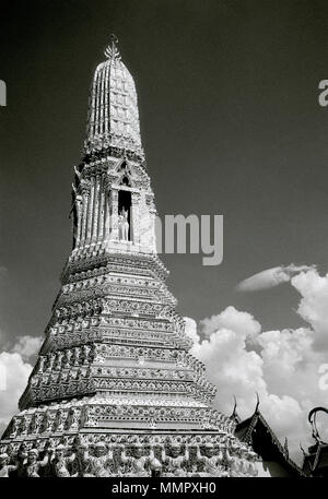 Stupa bouddhiste du Chedi Temple de l'aube - Wat Arun Temple à Bangkok Yai Thonburi à Bangkok en Thaïlande en Asie du Sud-Est Extrême-Orient. Billet d Banque D'Images