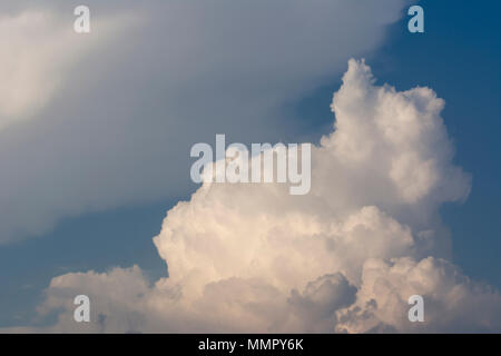 Les formations de nuages cumulonimbus Nuages de fond avant la tempête Banque D'Images